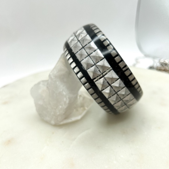 Vintage acrylic lucite bangle bracelet silver embedded mesh silver squares - Picture 4 of 4